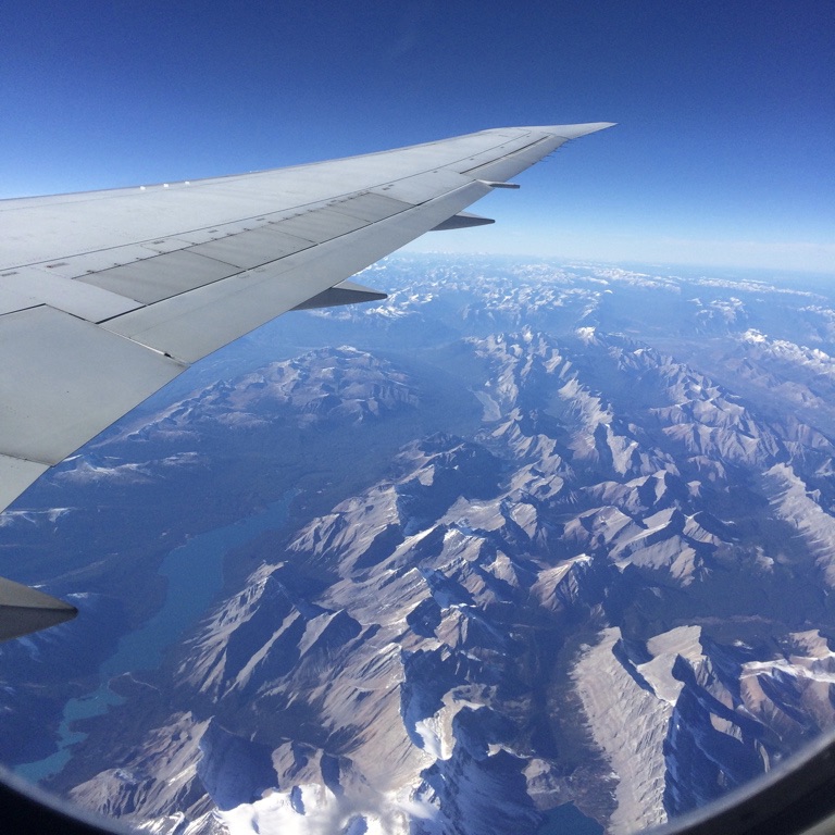 Flugzeug Fliegen über den Wolken Rocky Mountains