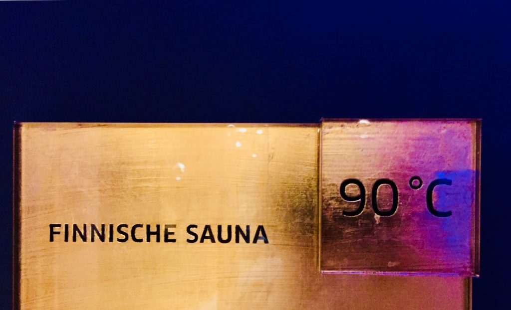 Sauna Schwitzen Finnische Sauna 90 Grad heiss goldenes Schild