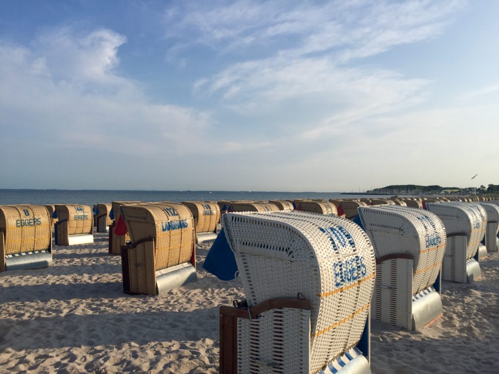 Deutschland Ostsee Küste Strandkorb