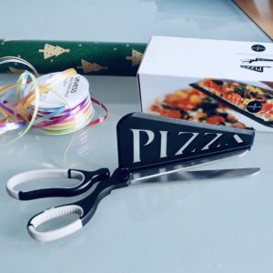 Geschenke Schenken Weihnachten Pizzaschere Schrottwicheln Nutzloses